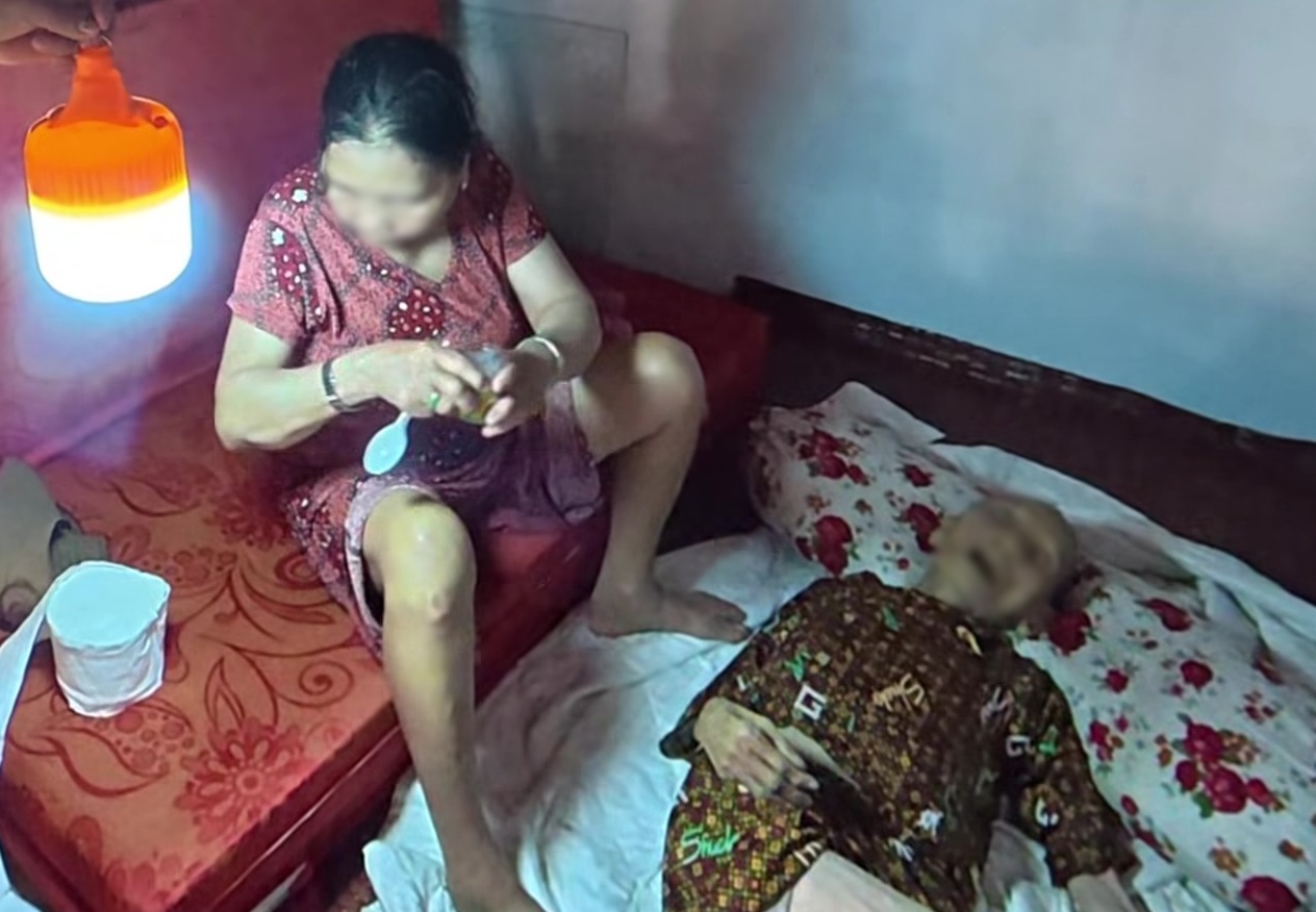 Cụ bà được đưa đến nơi khô ráo sau khi rời khỏi vùng nước lũ