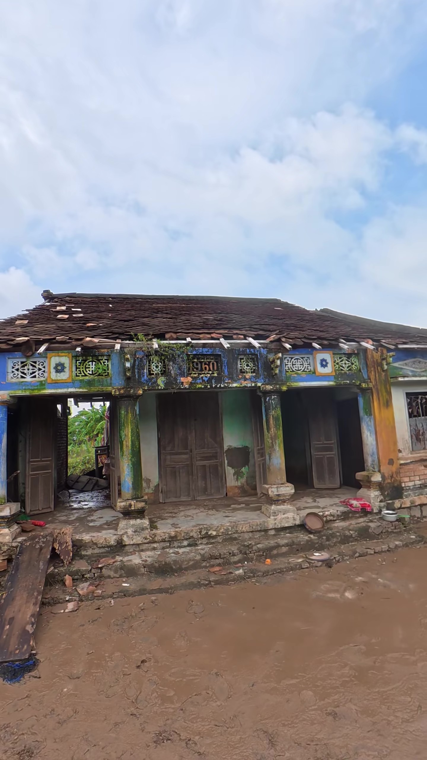 Bên ngoài căn nhà vẫn còn con số 1960 đánh dấu năm xây dựng