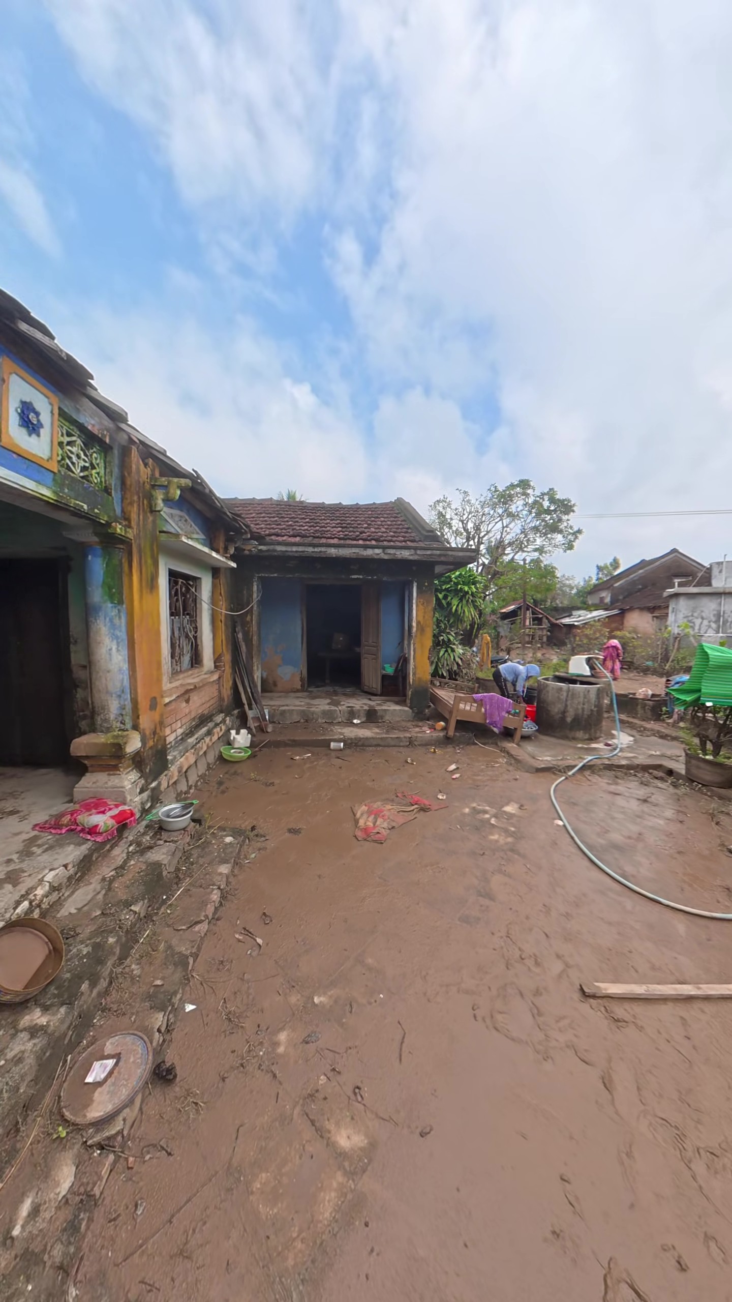 Khung cảnh tan hoang sau mưa lũ