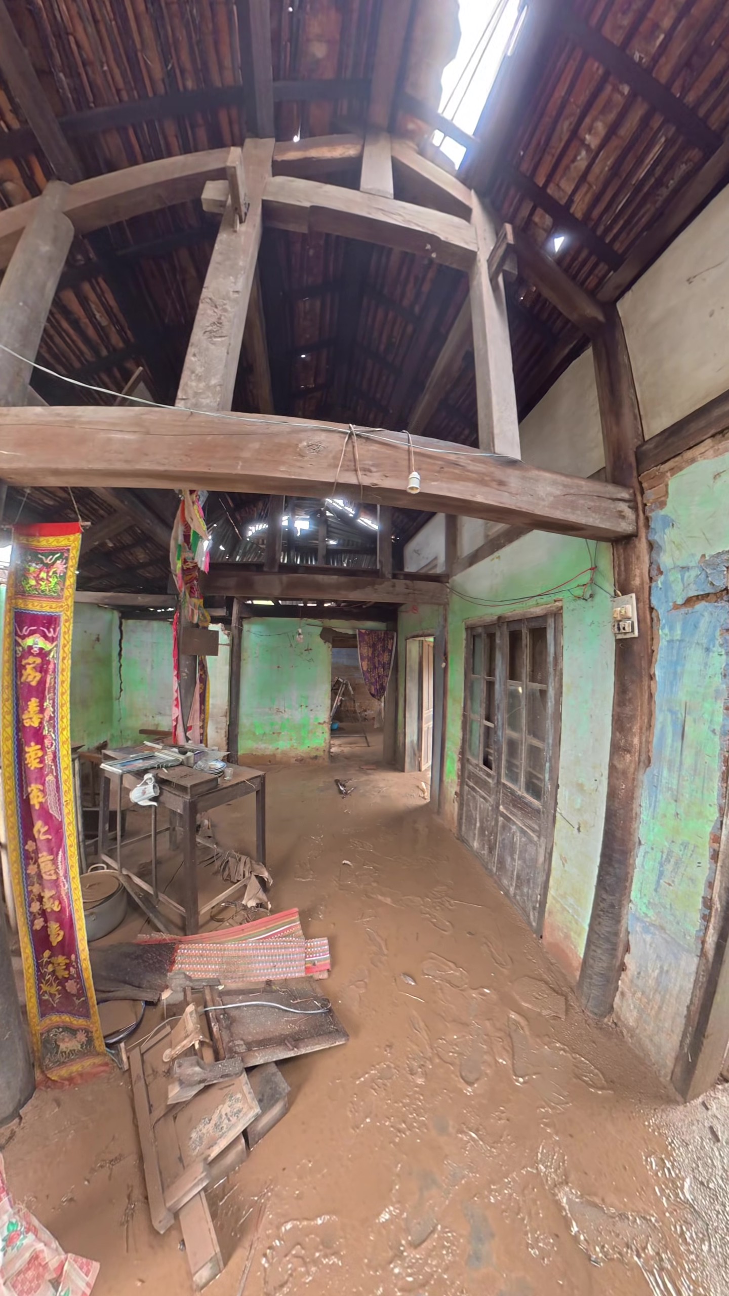 Pha thoát nạn của cụ bà 105 tuổi trong ngôi nhà cổ ở Đắk Lắk khi nước lũ dâng cao 1m