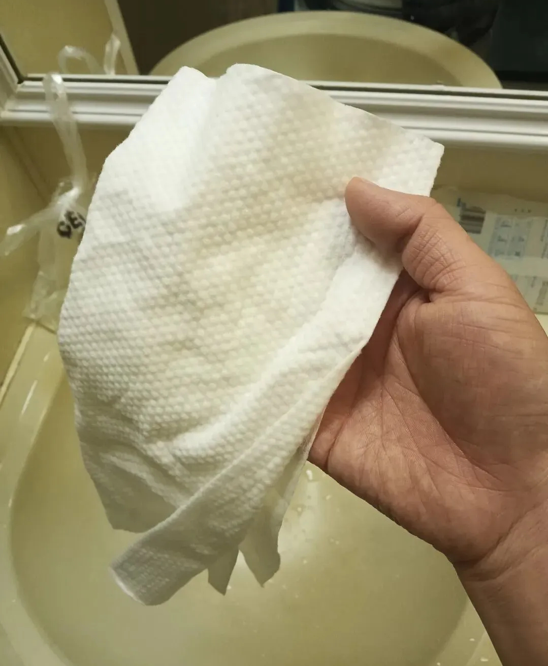 Phát hiện hóa chất độc hại trong 21 mẫu khăn lau mặt bán chạy nhất các sàn thương mại điện tử