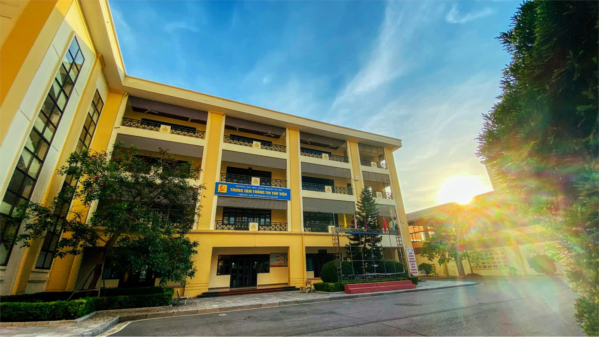 Thư viện Đại học Công nghiệp Hà Nội được trang bị hàng nghìn đầu sách