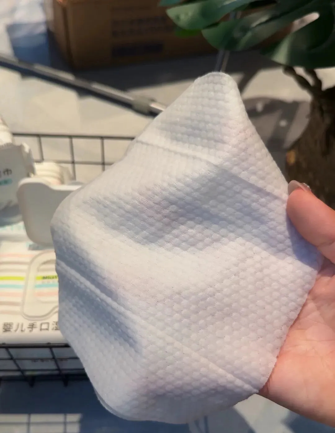 Phát hiện hóa chất độc hại trong 21 mẫu khăn lau mặt bán chạy nhất các sàn thương mại điện tử