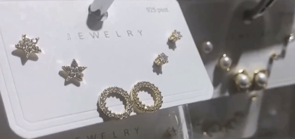 Nhiều mẫu trang sức bị phát hiện chứa chất gây ung thư vượt chuẩn 9.000 lần, bất ngờ vì nơi bán được nhiều người lựa chọn