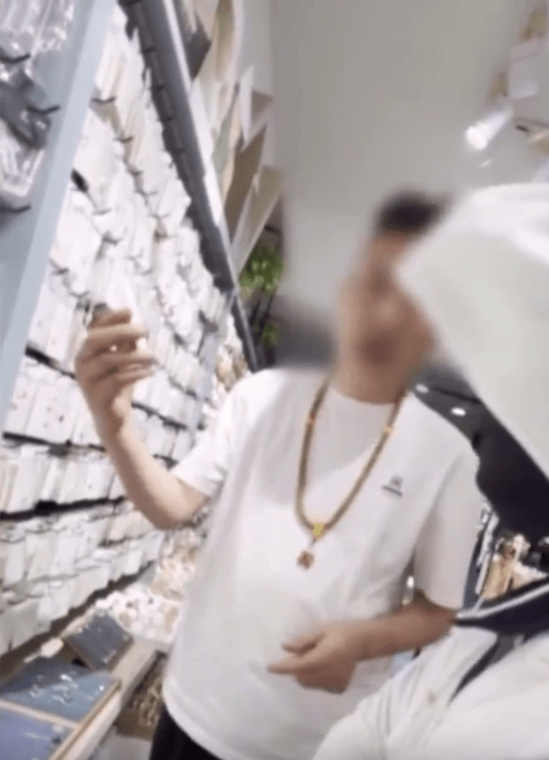 Nhiều mẫu trang sức bị phát hiện chứa chất gây ung thư vượt chuẩn 9.000 lần, bất ngờ vì nơi bán được nhiều người lựa chọn