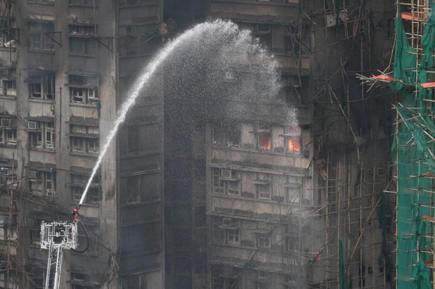 Đám cháy vẫn còn âm ỉ khi sang ngày thứ 2