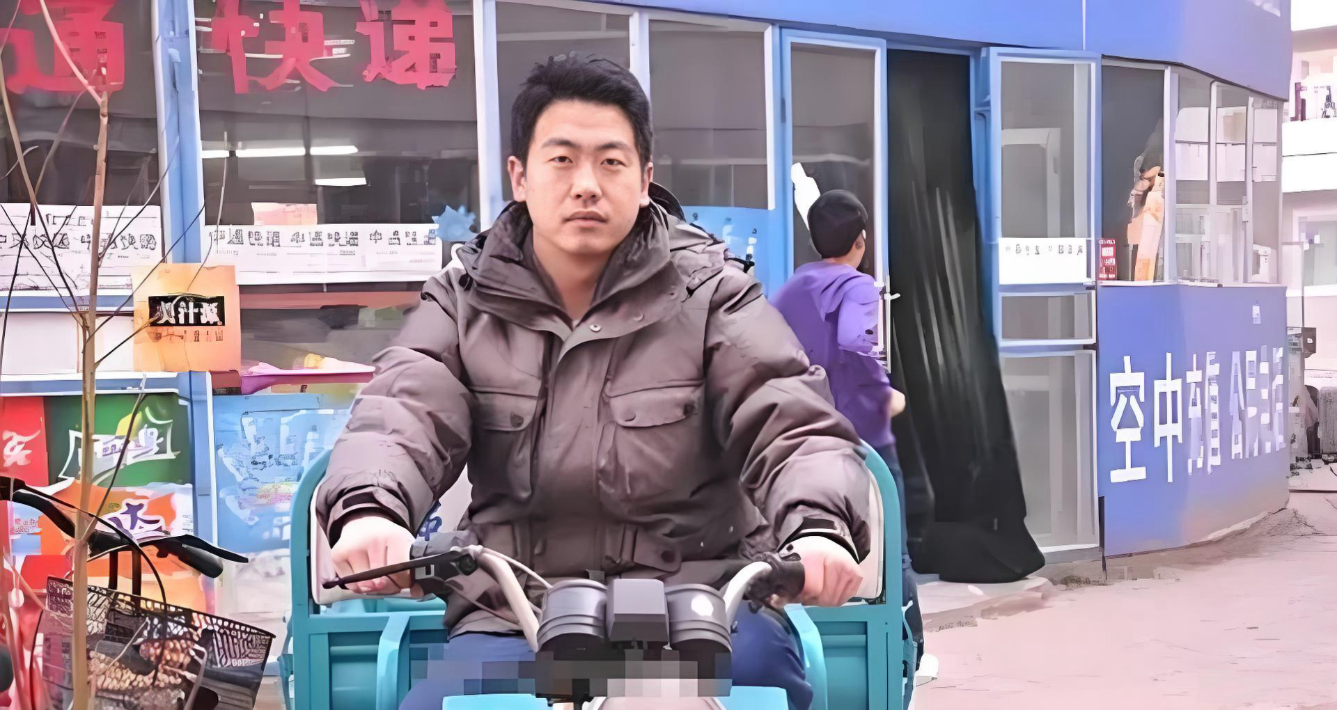 Đàm Siêu kiên trì với công việc một shipper bất kể nắng mưa