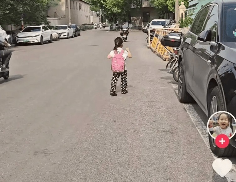 Ăn xong, em tiếp tục tung tăng đến trường