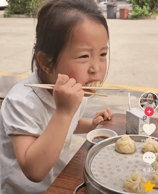 Bé gái vui vẻ ăn sáng cùng bố