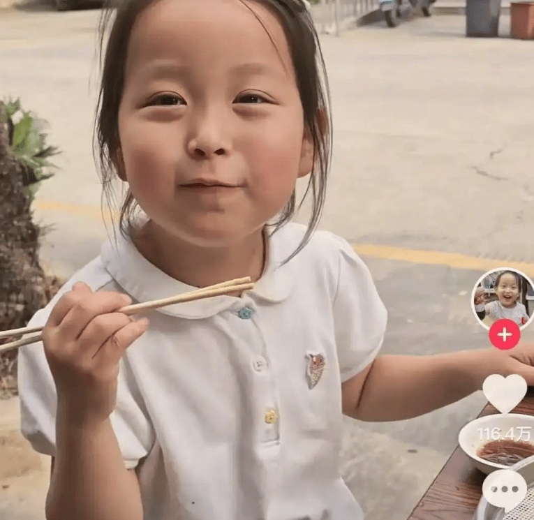 Dù làm văng nước súp trong bánh bao lên áo, em không hề bị mắng