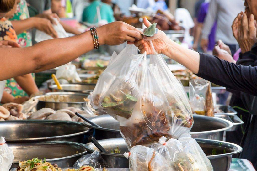 Mẹ 40 tuổi phải cắt bỏ tử cung vì ung thư, con gái lớp 3 đã có kinh nguyệt: Bác sĩ chỉ ra “thủ phạm” trong đồ ăn hằng ngày