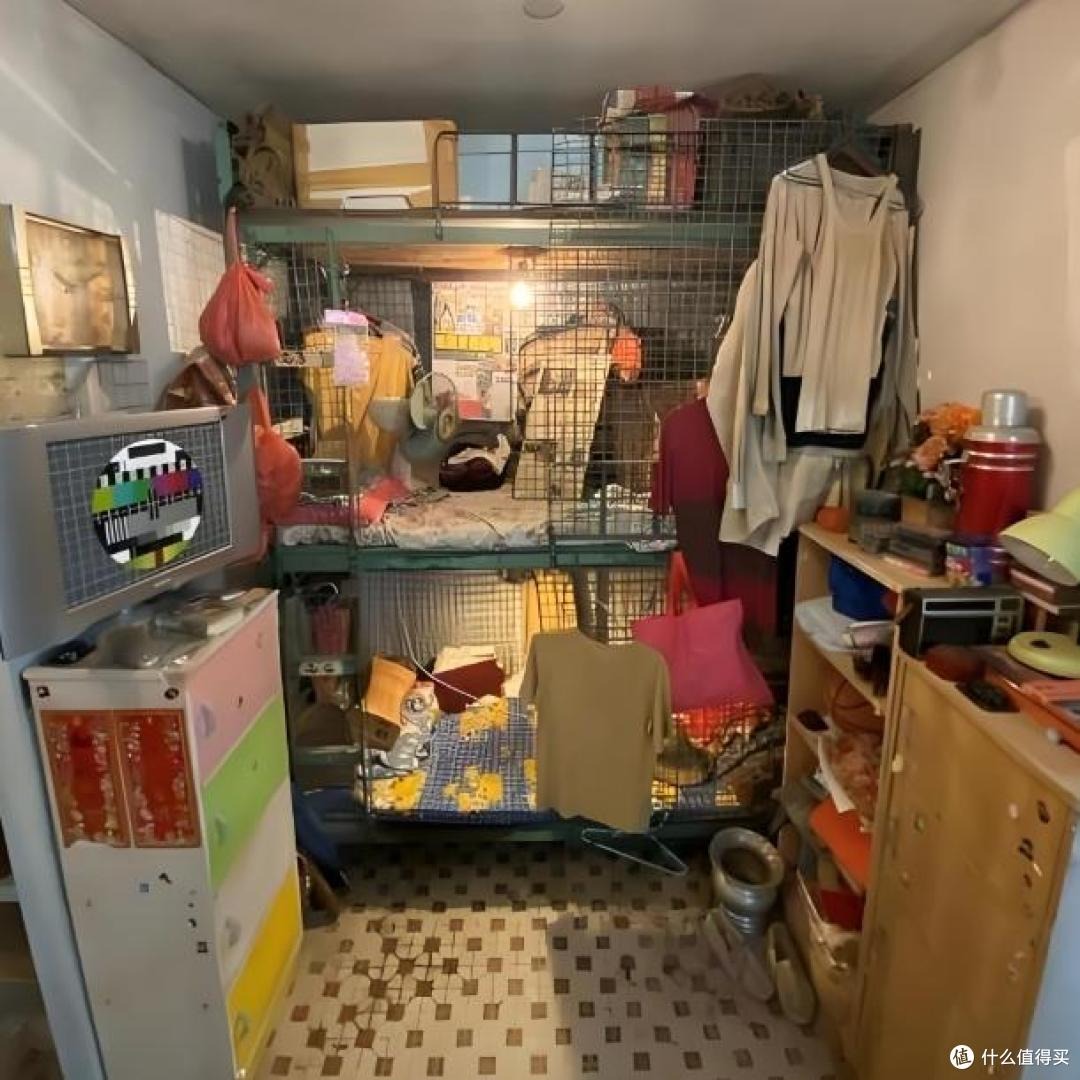 Hồng Kông đau lòng quá: Nhà 4 người chen chúc trong căn hộ 6m² không cửa sổ, nấu ăn trong toilet, ai nhìn cũng quặn tim