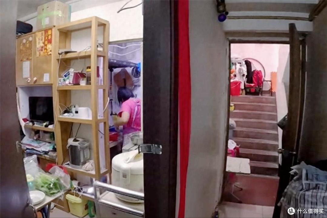 Hồng Kông đau lòng quá: Nhà 4 người chen chúc trong căn hộ 6m² không cửa sổ, nấu ăn trong toilet, ai nhìn cũng quặn tim