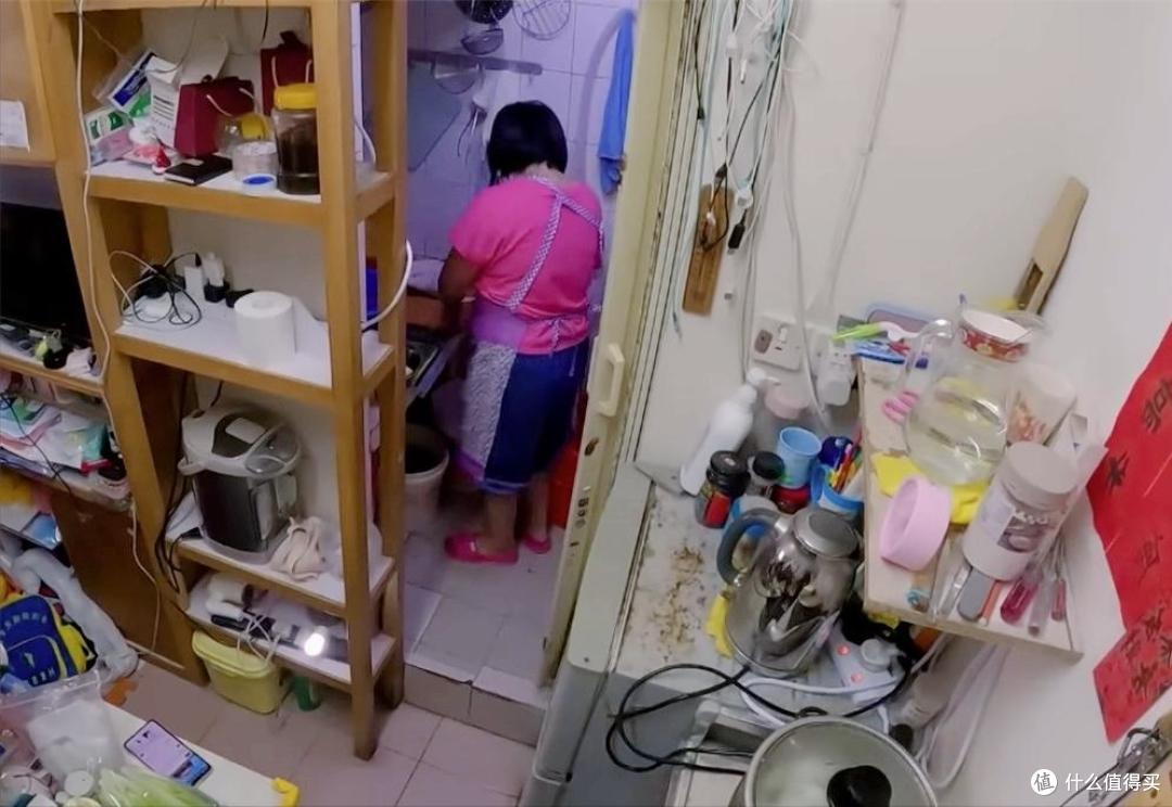Hồng Kông đau lòng quá: Nhà 4 người chen chúc trong căn hộ 6m² không cửa sổ, nấu ăn trong toilet, ai nhìn cũng quặn tim