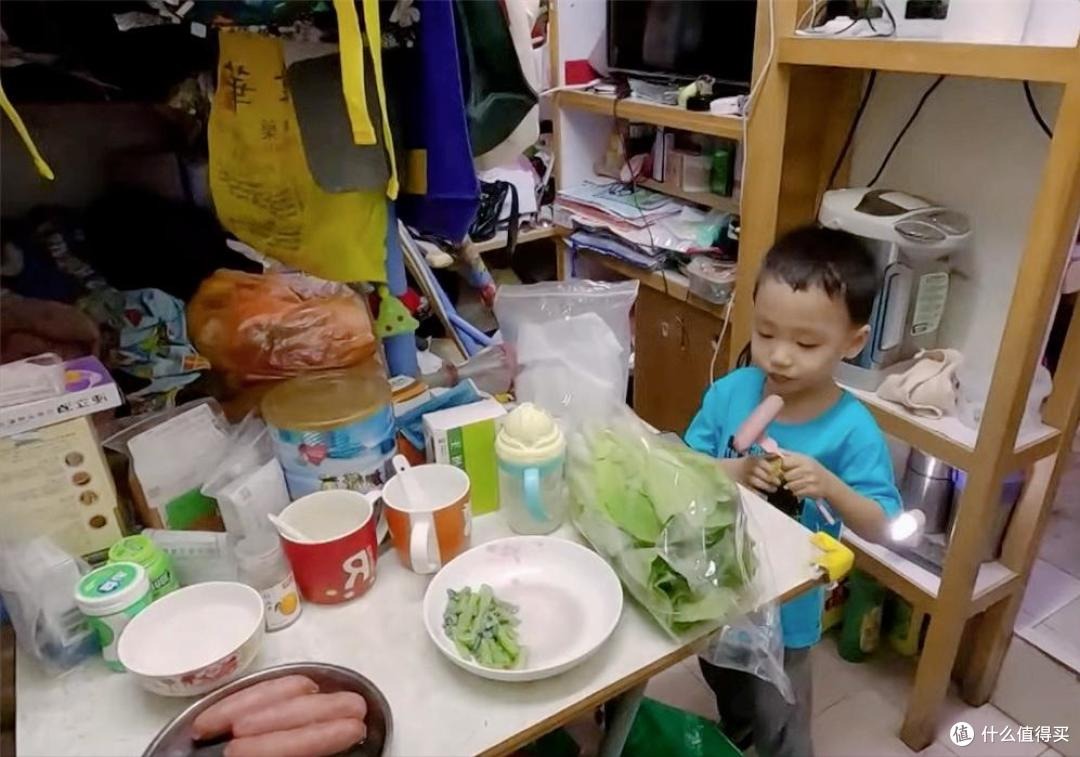 Hồng Kông đau lòng quá: Nhà 4 người chen chúc trong căn hộ 6m² không cửa sổ, nấu ăn trong toilet, ai nhìn cũng quặn tim