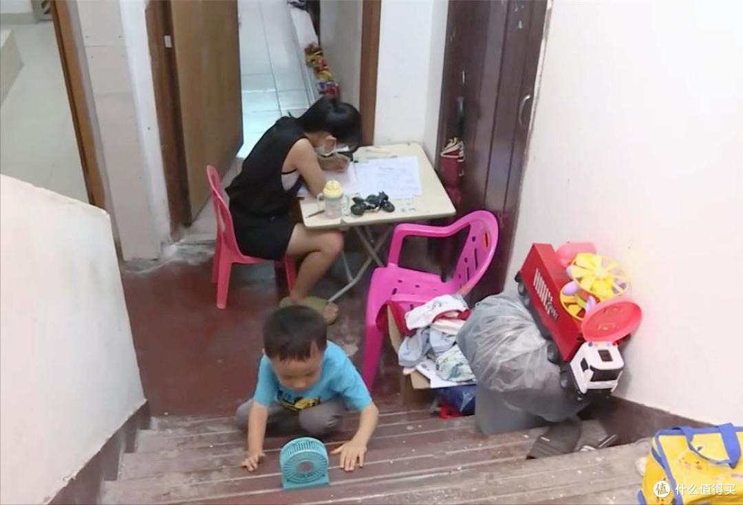 Hồng Kông đau lòng quá: Nhà 4 người chen chúc trong căn hộ 6m² không cửa sổ, nấu ăn trong toilet, ai nhìn cũng quặn tim