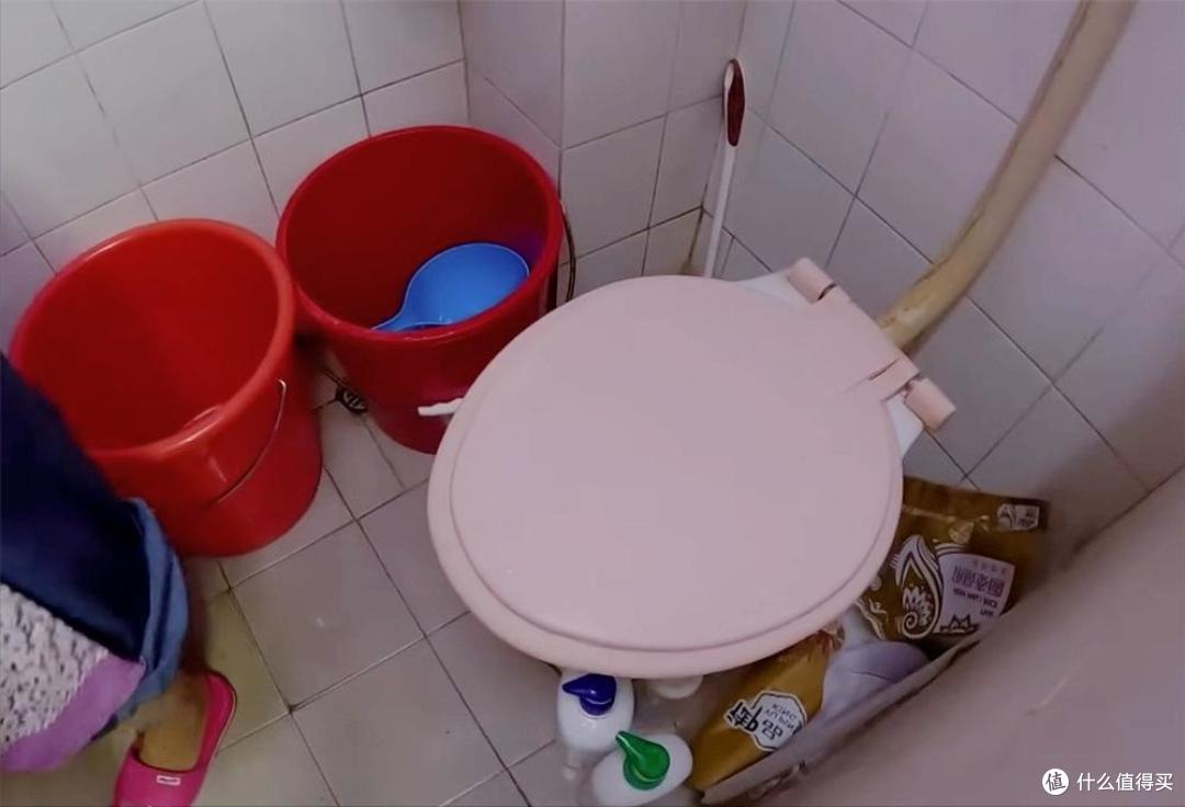 Hồng Kông đau lòng quá: Nhà 4 người chen chúc trong căn hộ 6m² không cửa sổ, nấu ăn trong toilet, ai nhìn cũng quặn tim