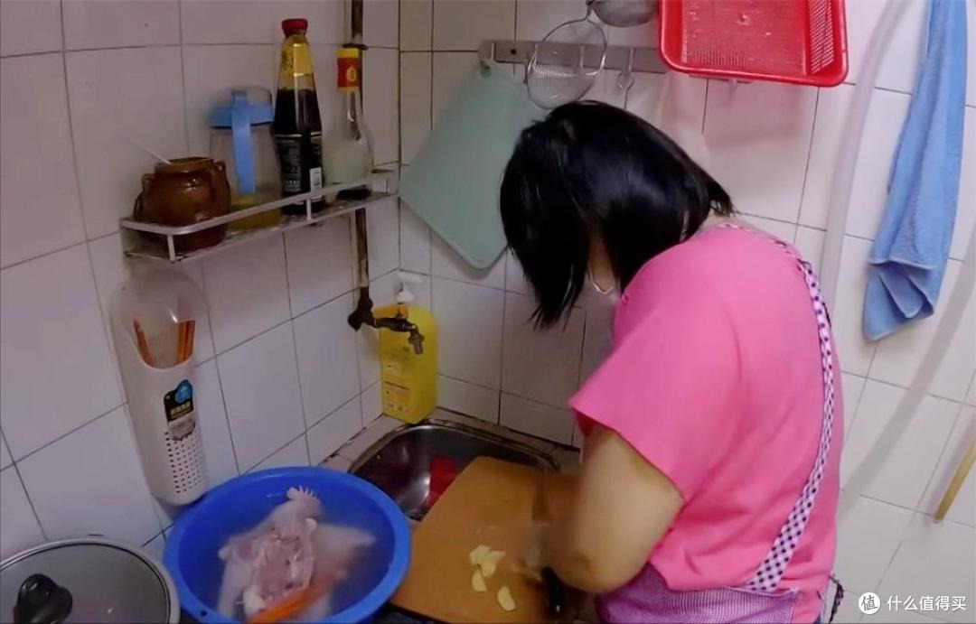 Hồng Kông đau lòng quá: Nhà 4 người chen chúc trong căn hộ 6m² không cửa sổ, nấu ăn trong toilet, ai nhìn cũng quặn tim