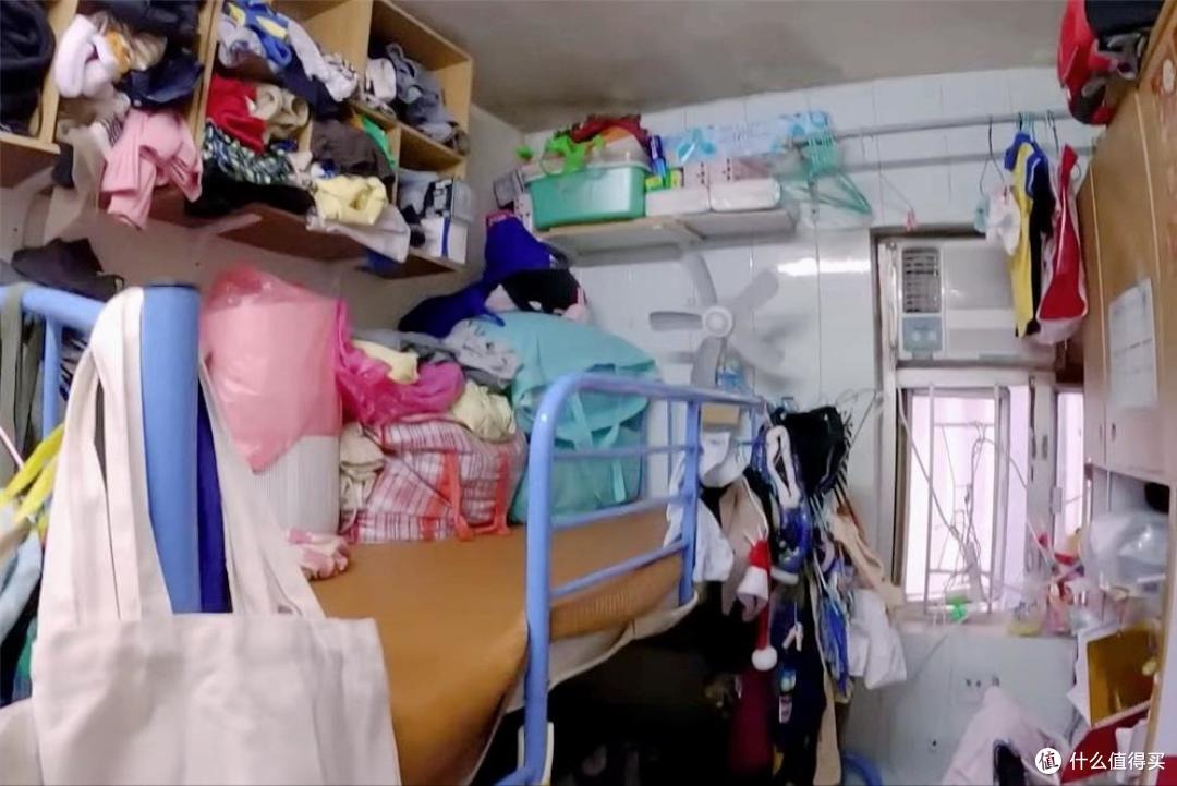 Hồng Kông đau lòng quá: Nhà 4 người chen chúc trong căn hộ 6m² không cửa sổ, nấu ăn trong toilet, ai nhìn cũng quặn tim