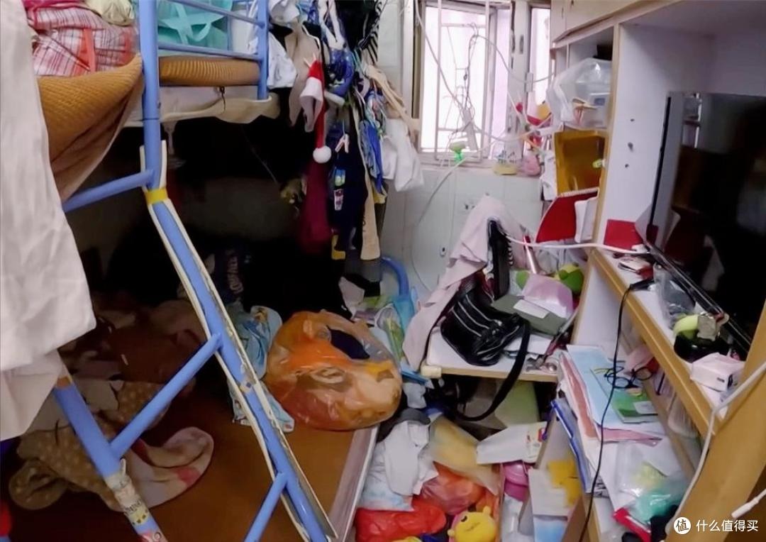 Hồng Kông đau lòng quá: Nhà 4 người chen chúc trong căn hộ 6m² không cửa sổ, nấu ăn trong toilet, ai nhìn cũng quặn tim