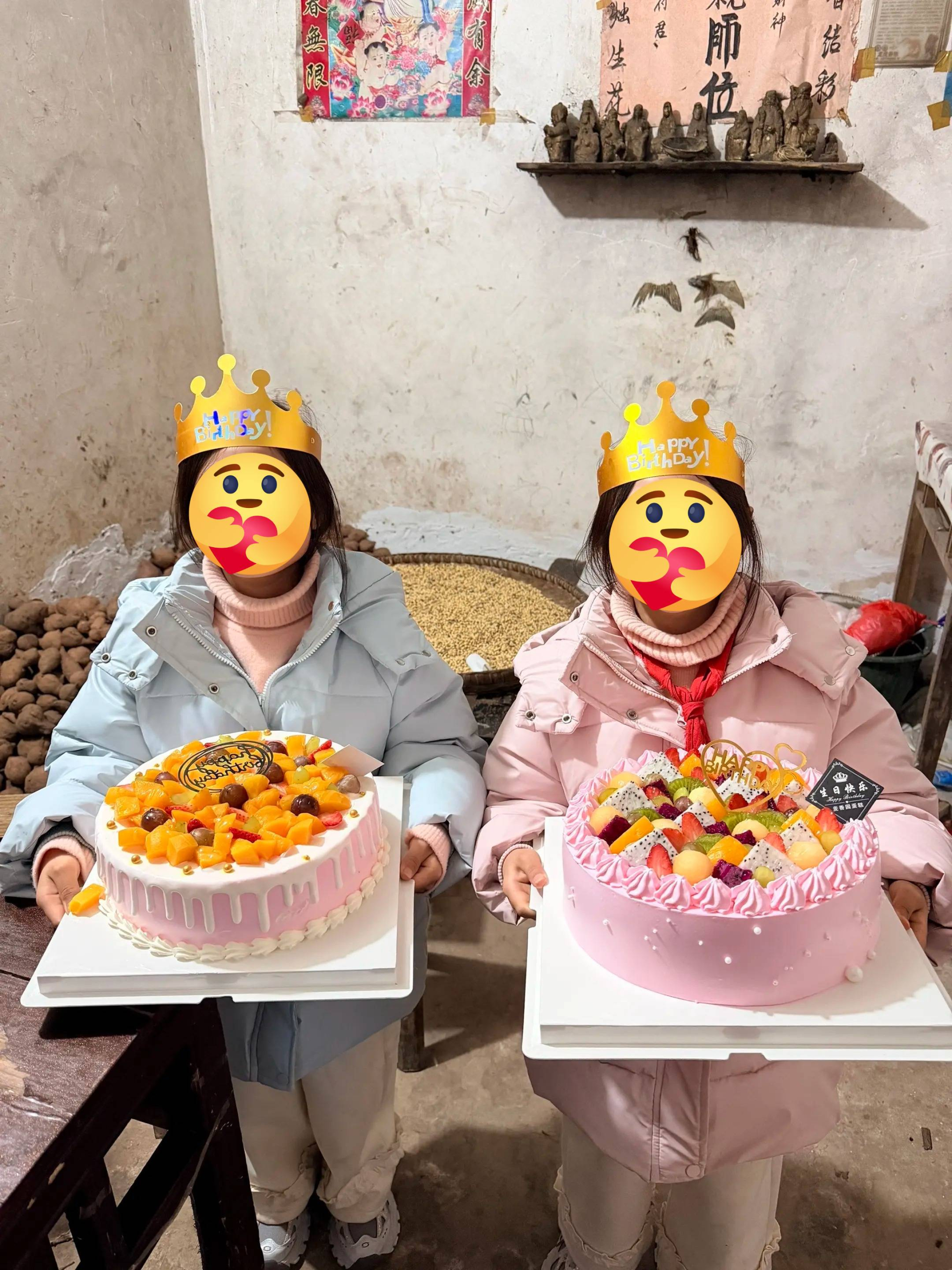 Hai cô bé dù sinh nhật cùng ngày nhưng mỗi em đều có bánh kem của riêng mình