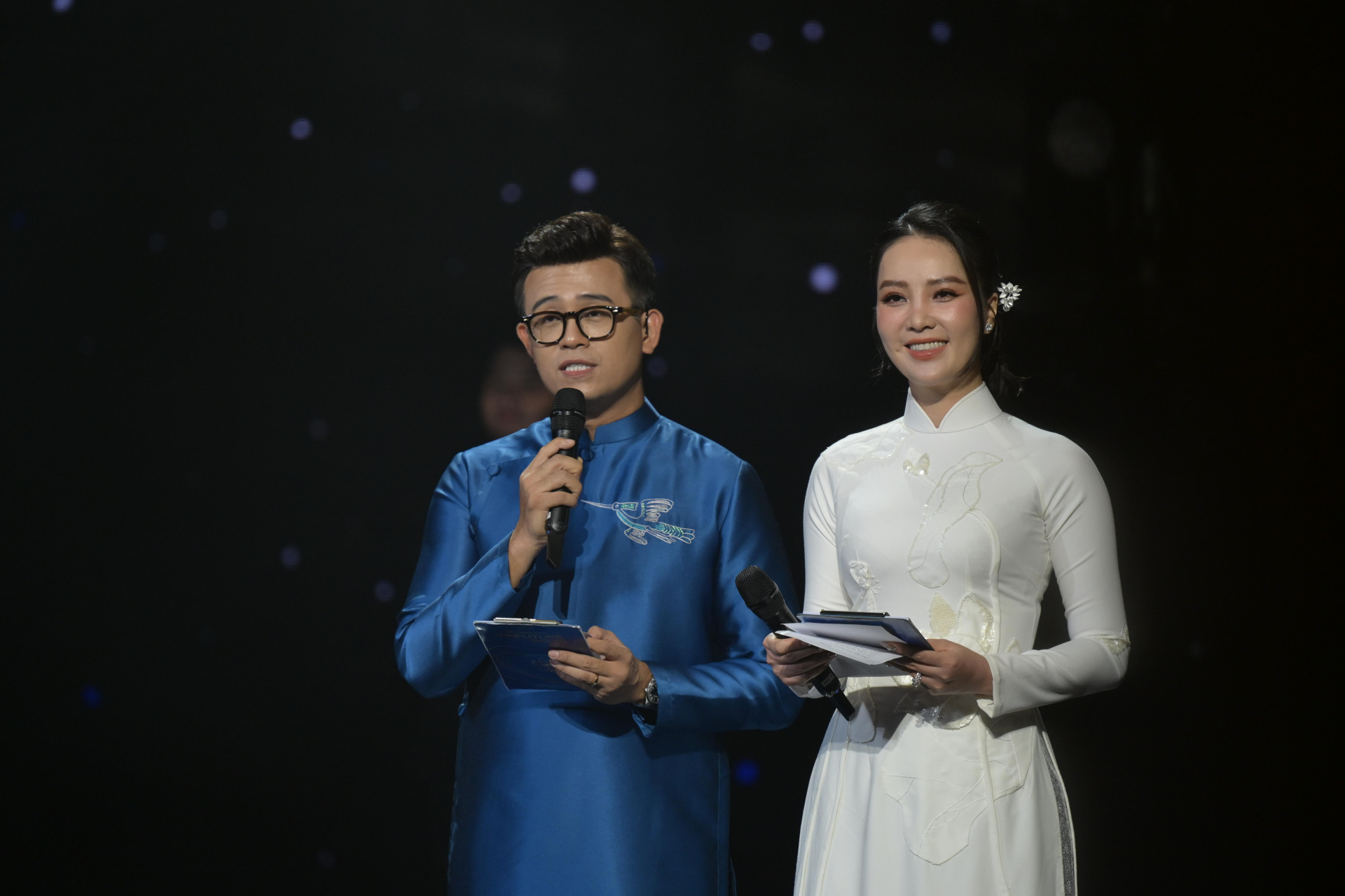 MC Đức Bảo và MC Thụy Vân là MC chính của Lễ trao giải VinFuture 2025