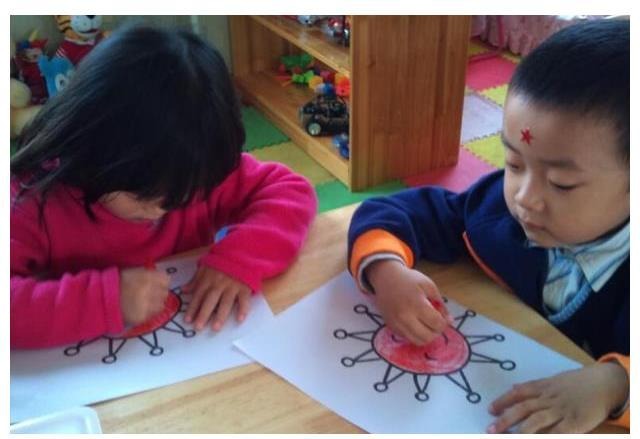 Giáo dục giới tính nên được tiến hành sớm, ở cả bé trai và bé gái (Ảnh minh họa)