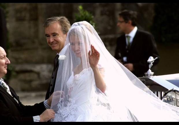 Delphine Arnault và cha trong ngày cưới