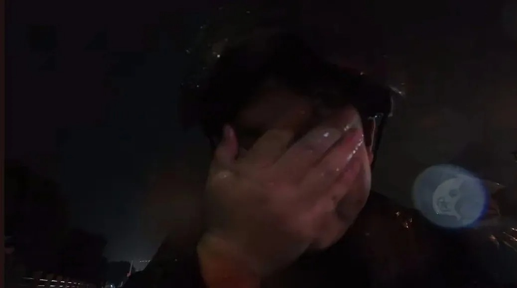 Đi ship đồ ăn giữa cơn mưa đêm khiến nam sinh không kìm nổi nỗi tủi thân và bật khóc