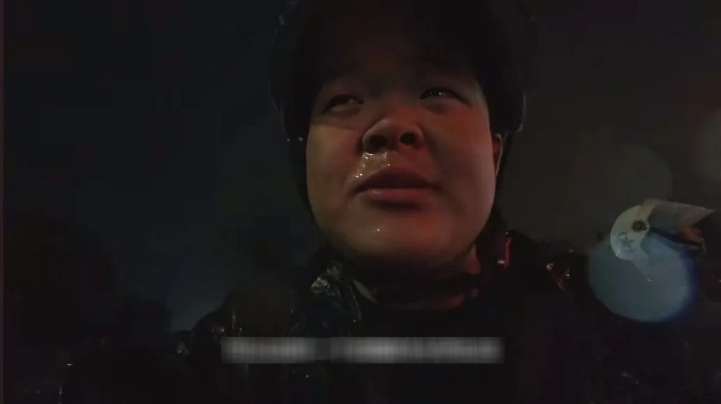 Chu Kim Long (19 tuổi) làm shipper để trang trải cuộc sống