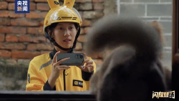 Video về shipper gây tranh cãi: “Họ vẫn chưa đủ khổ sao?”