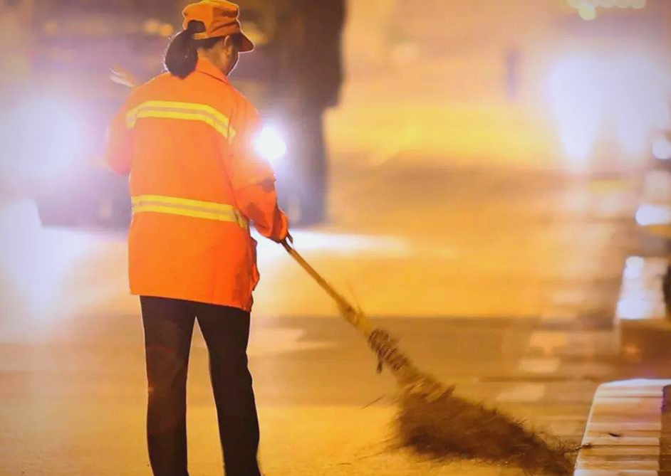 Đang quét đường lúc 3h sáng, cô lao công bỗng bật khóc giữa phố, lý do khiến MXH lặng người