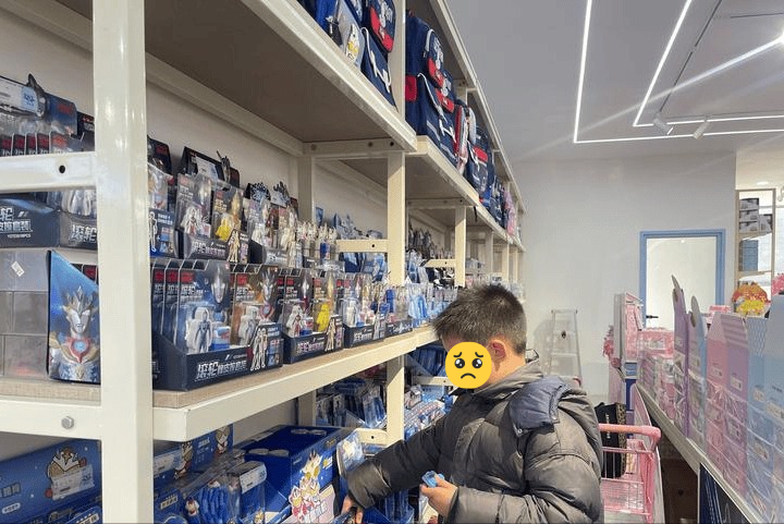 Vì lấy món đồ chơi và bị phát hiện, cậu bé đã chọn cách gieo mình từ tầng cao (Ảnh minh họa: Sohu)