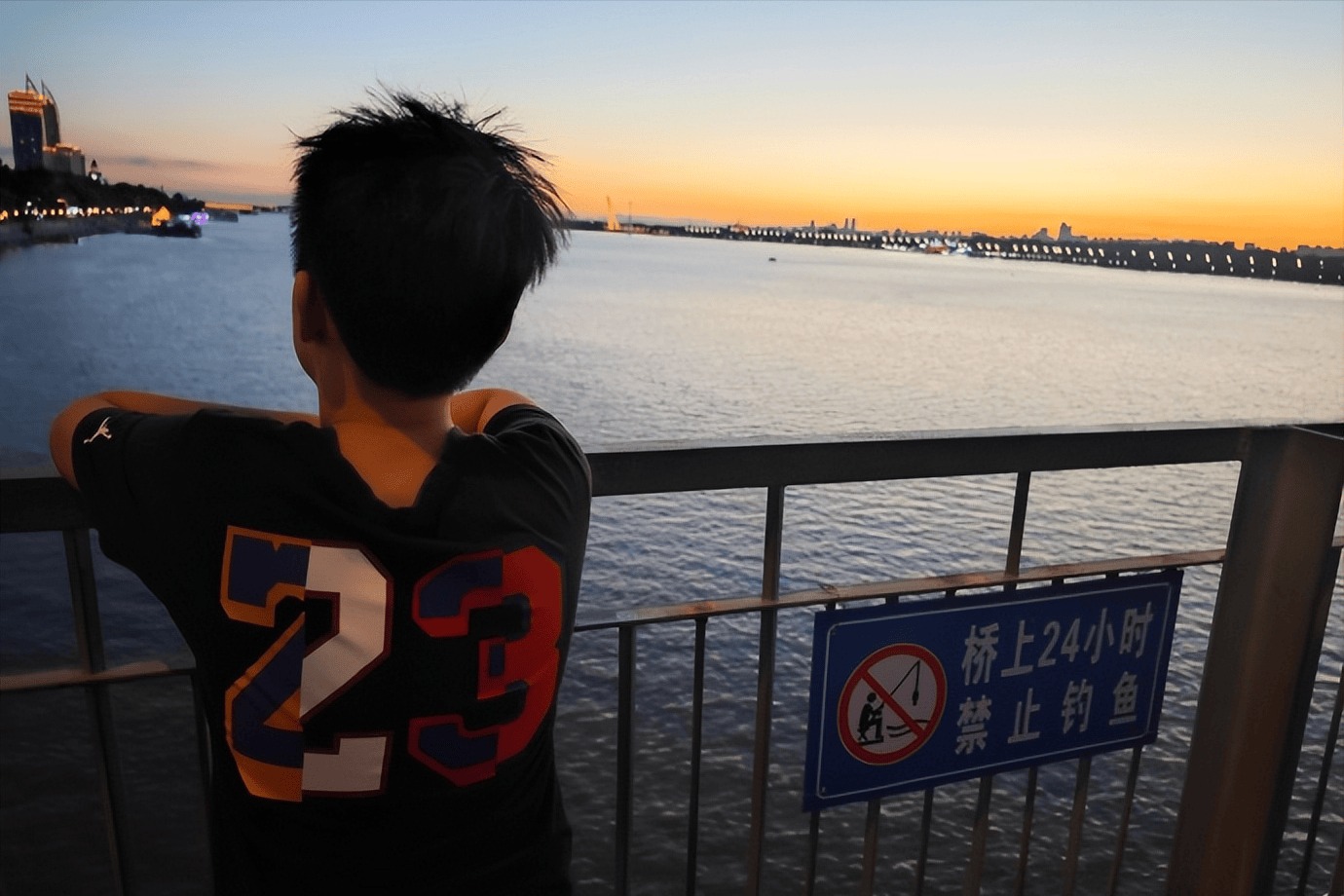 Ở độ tuổi còn nhỏ, không phải đứa trẻ nào cũng đủ năng lực chịu đựng khủng hoảng (Ảnh minh họa: Sohu)