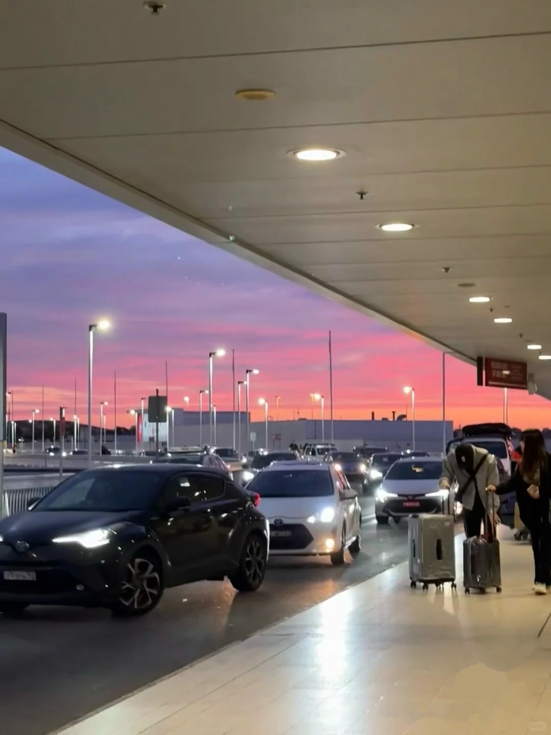 Công việc thu nhập cao nhưng cũng nhiều áp lực (Ảnh minh họa: Xiaohongshu)