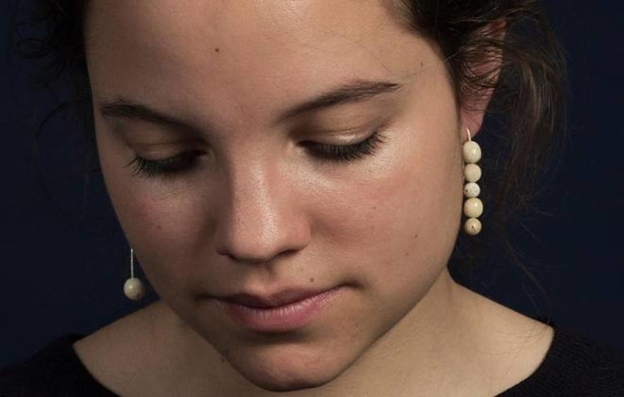 Lucie Majerus chuyên thu tìm răng người để chế tác trang sức