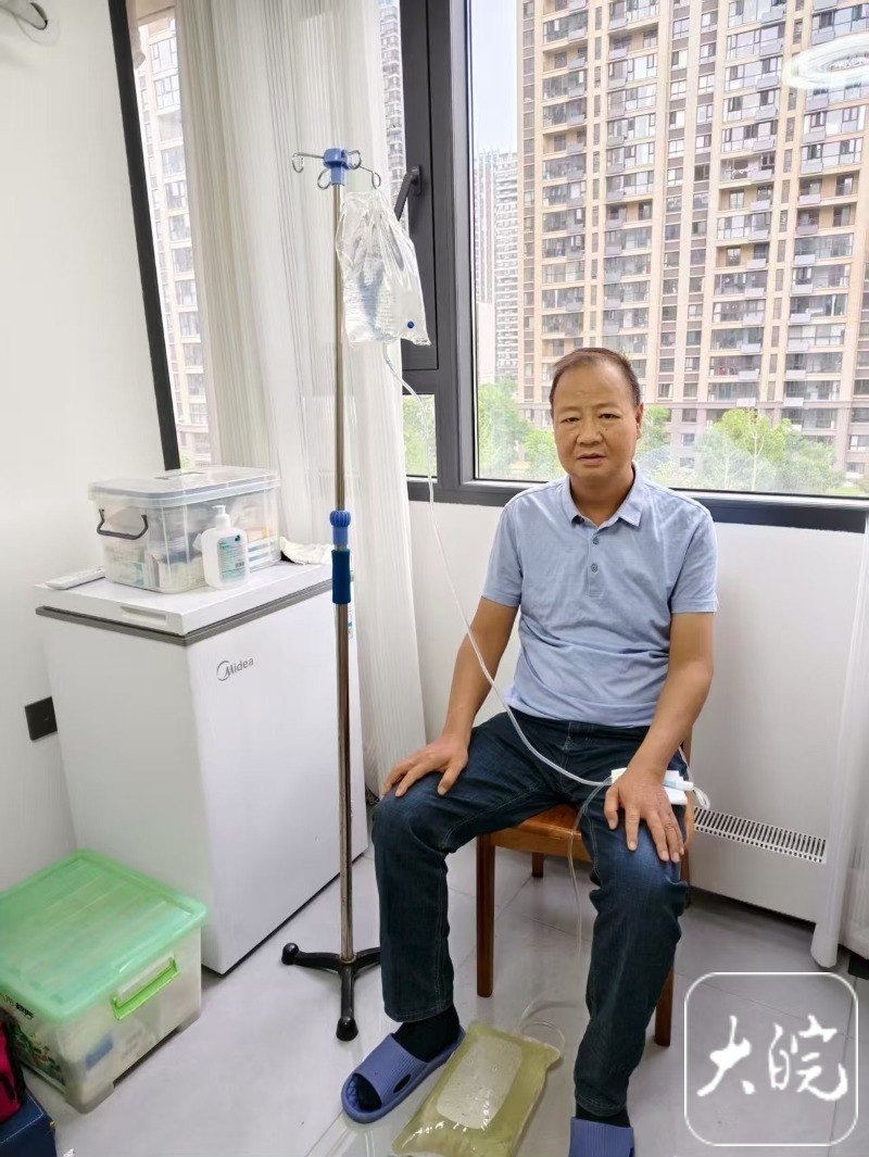 Nam giáo viên trong quá trình chạy thận nhân tạo (Ảnh: Dawan News)