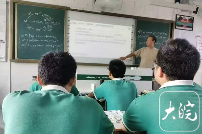 Hình ảnh thầy khi đứng lớp giảng dạy (Ảnh: Dawan News)