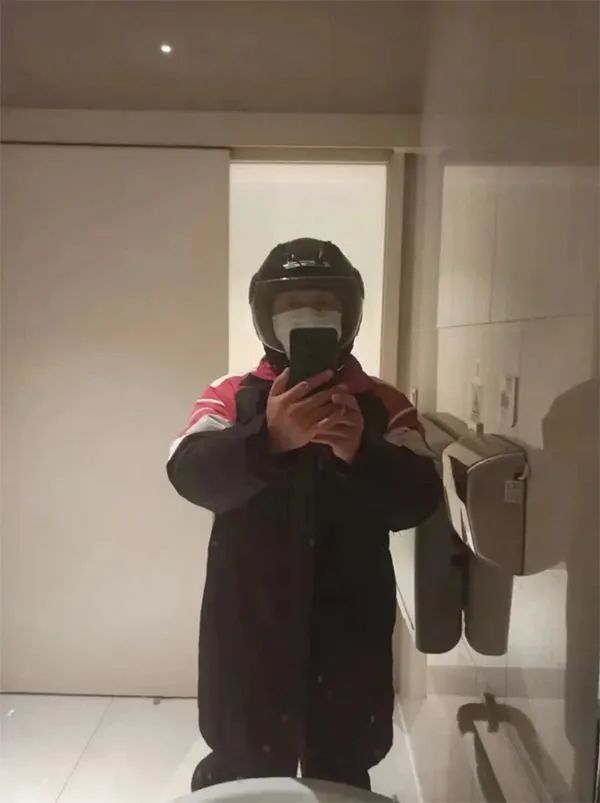 Hình ảnh nam giảng viên khi hóa thân thành shipper (Ảnh: WeChat Học viện Đông Di)