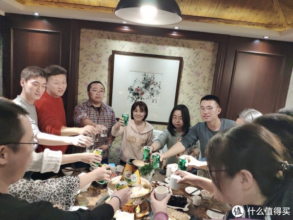 Shipper mở tiệc tân gia mời cả công ty, đến nơi tất cả chết lặng