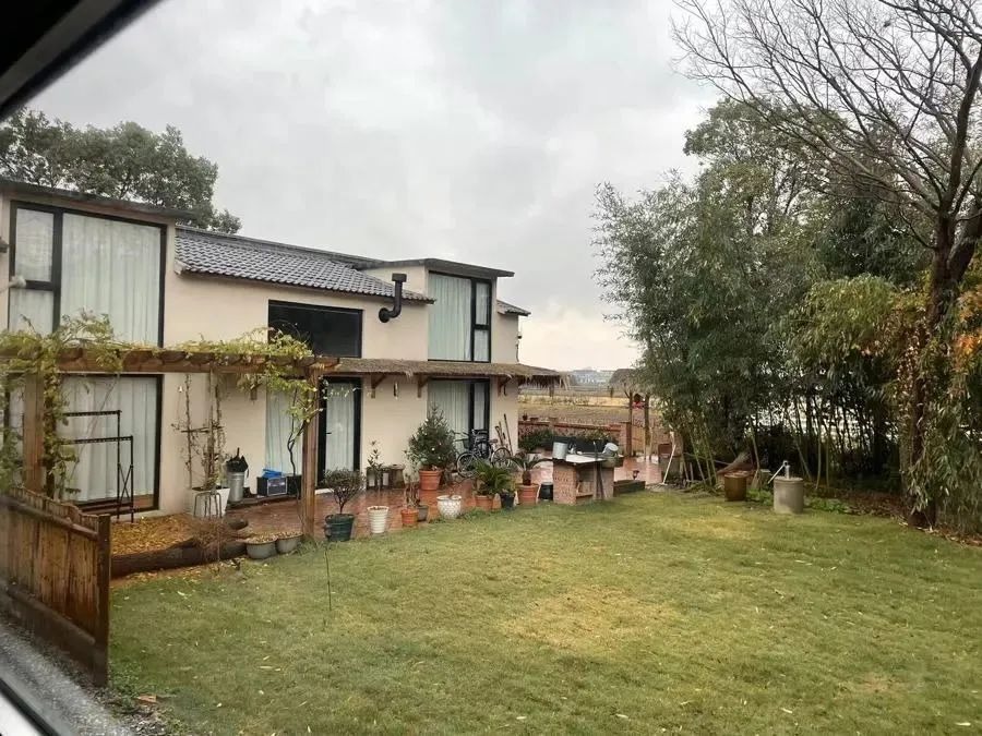 Ngôi nhà của Lưu Thành là 1 biệt thự ngoại ô