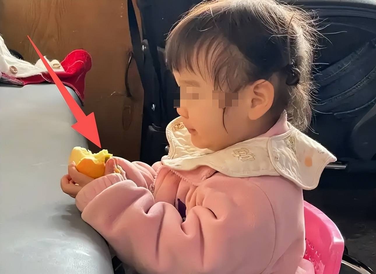 Cô bé ăn táo để cảm thấy thoải mái hơn sau khi bị ngộ độc khí than (Ảnh minh họa: Sohu)