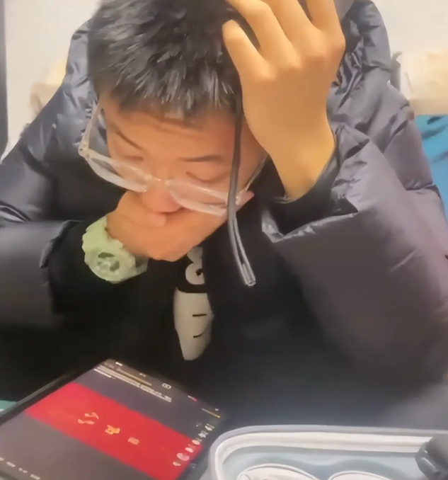 Cậu bé tỏ ra khá thờ ơ lúc ban đầu khi mẹ thông báo cậu sắp có em (Ảnh: Chụp màn hình)