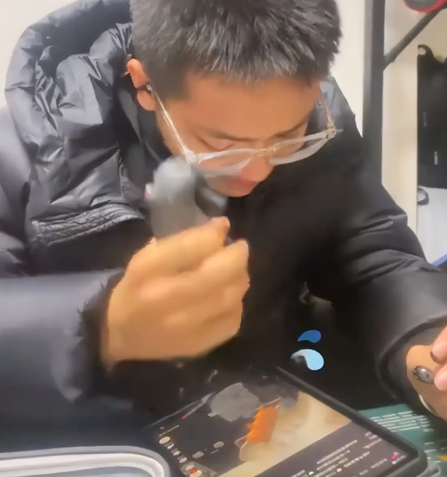 Sau những phút thờ ơ, cậu bé đã không kìm được nước mắt (Ảnh: Chụp màn hình)