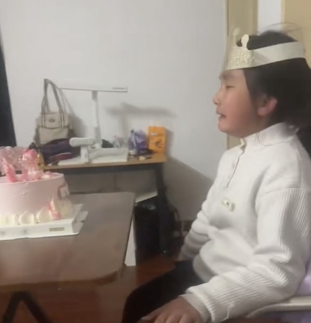 Dù là sinh nhật mình nhưng cô bé này lại ngồi khóc nức nở (Ảnh chụp màn hình)