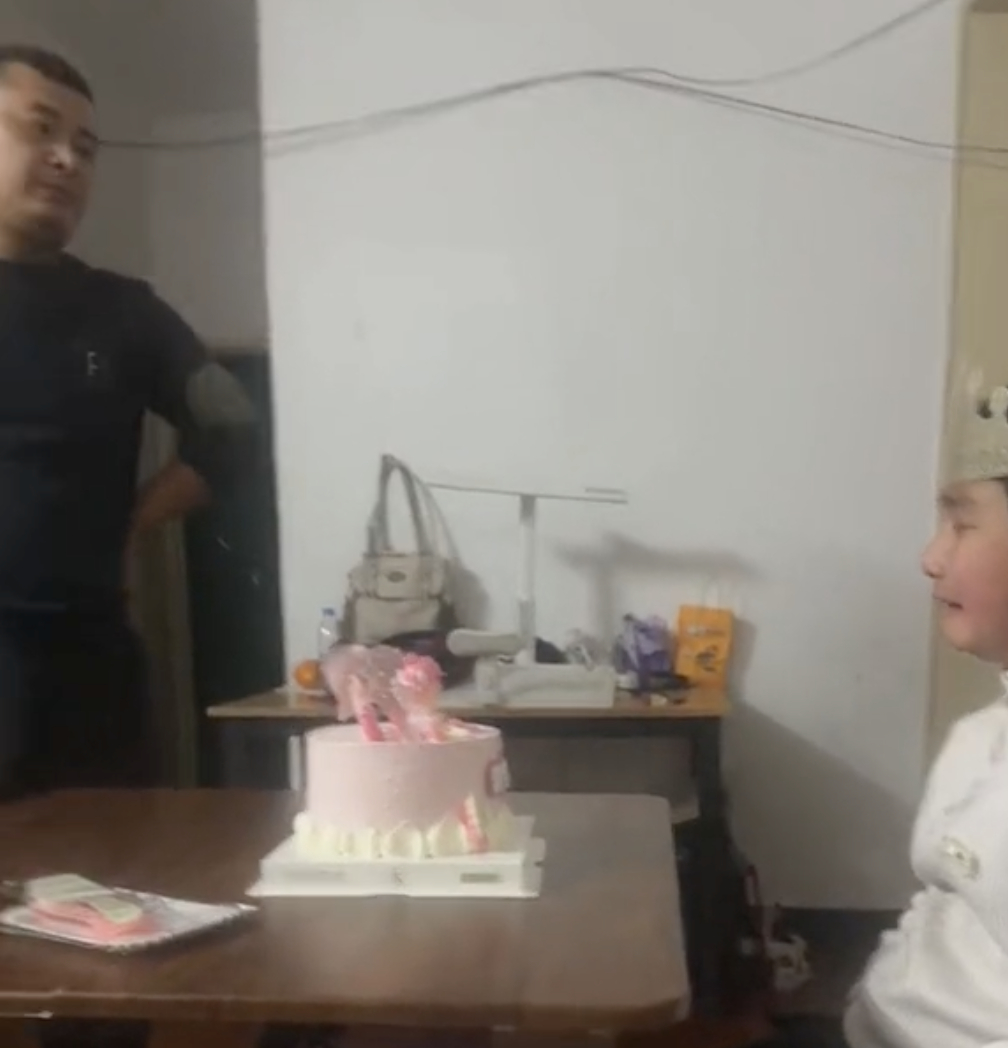 Thái độ của người cha, người mẹ cũng gây tranh cãi (Ảnh chụp màn hình)