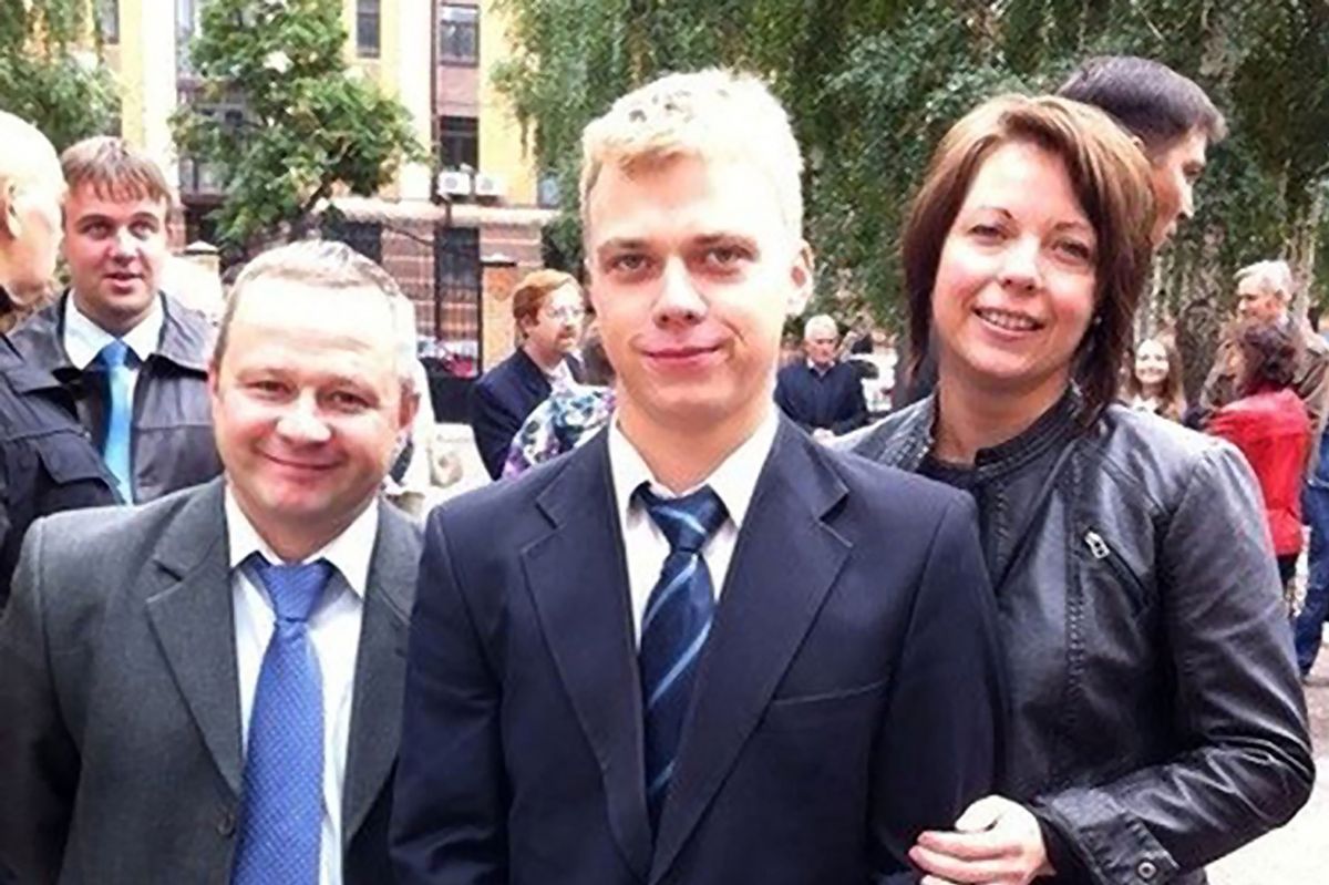 ikhail Chelyshev, 42 tuổi, con trai Georgy Chelyshev, 18 tuổi và vợ Anastastia, 38 tuổi đều thiệt mạng