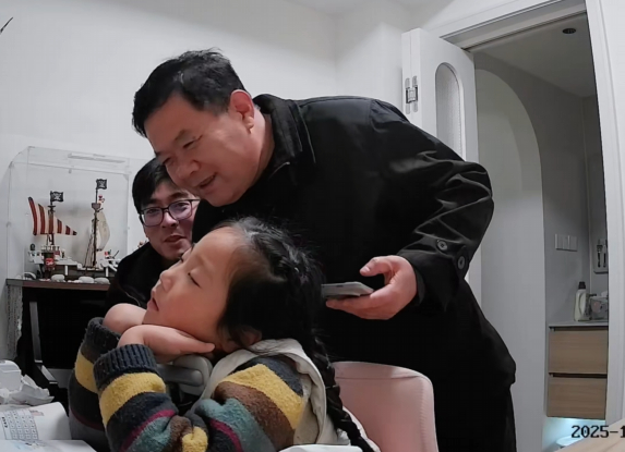 Sau khi phát hiện cô bé ngủ gật lúc học bài, hai người đàn ông được cho là bố và ông em vô cùng thoải mái (Ảnh chụp màn hình)