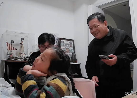 Thay vì tỏ ra tức giận, họ chỉ cảm thấy vui vẻ trước khoảnh khắc đáng yêu này (Ảnh chụp màn hình)