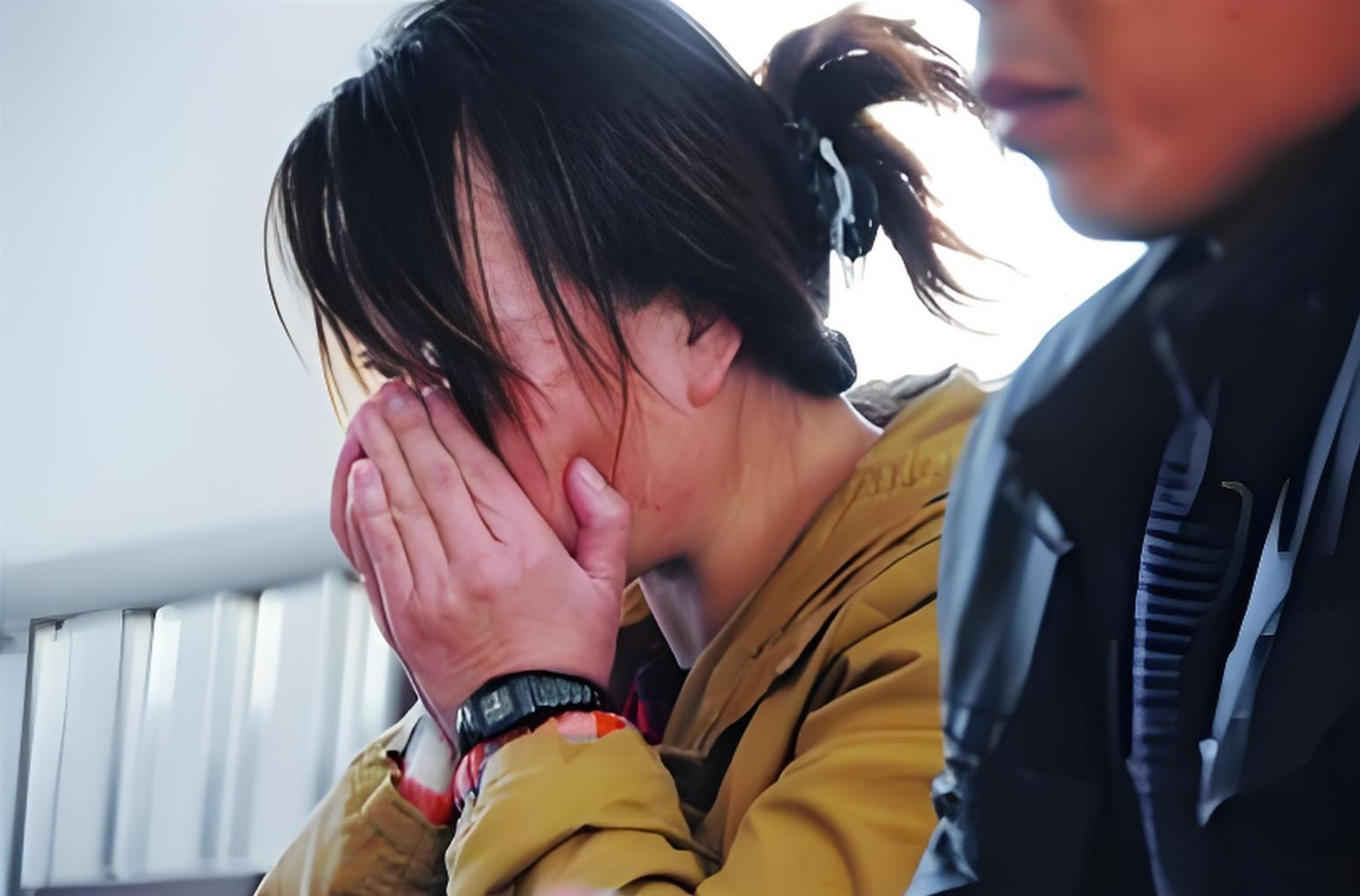 Tiểu Phương vô cùng bàng hoàng trước việc cha làm (Ảnh minh họa: Baidu)